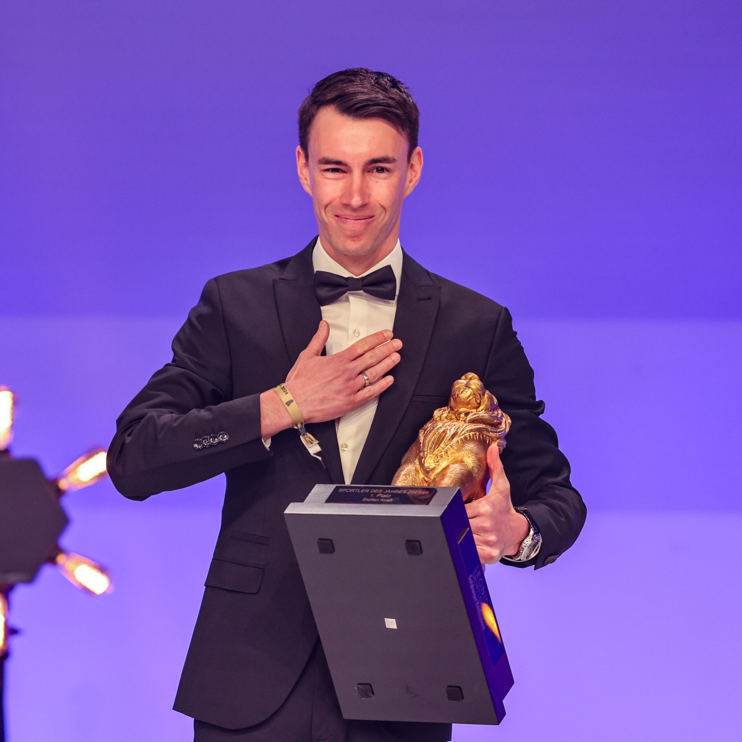 Skispringer Stefan Kraft mit dem goldenen Loewen der Leonidas-Wahl für Salzburgs Sportler des Jahres.