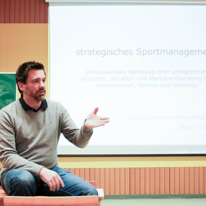 Strategischer Coach Patrick Murnig beim Vortrag auf der Universitaet Innsbruck.